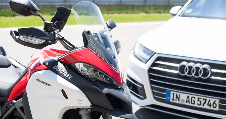 Ducati: test con Audi per la moto con il 5G che parla con pedoni e veicoli