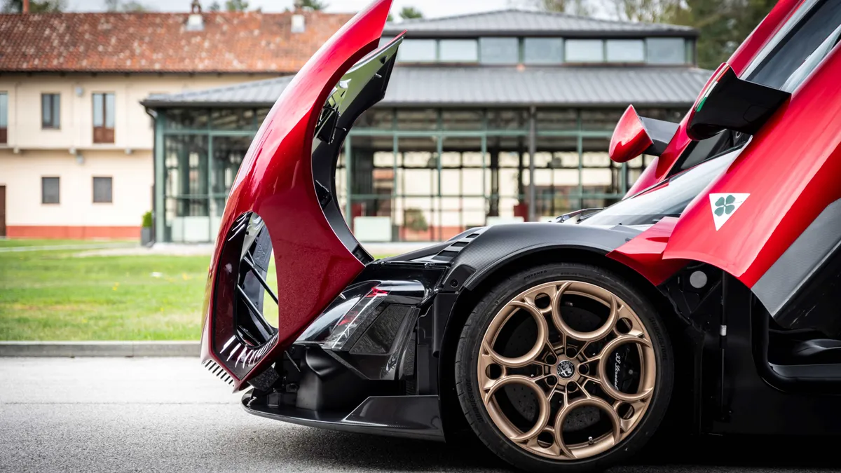 Alfa Romeo 33 Stradale sotto la lente d'ingrandimento degli esperti nella Pista di Balocco