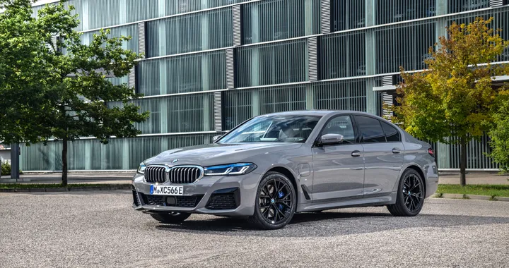 BMW 545e xDrive: quasi 400 CV per l'ibrida Plug-in