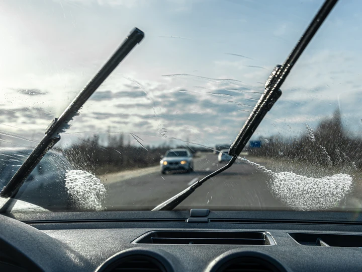 Questo detergente in offerta è l’ideale per la pulizia del parabrezza della tua auto durante l’inverno
