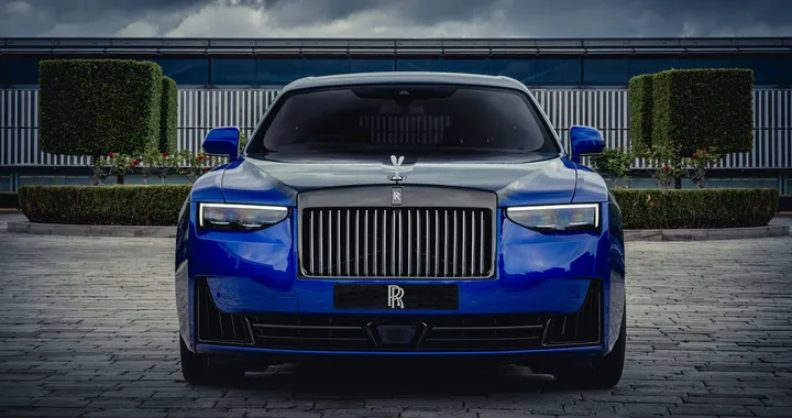 Rolls-Royce Black Badge Ghost Gamer, la prima Bespoke ispirata ai videogiochi vintage