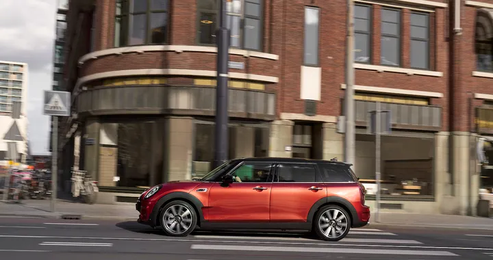 Mini Clubman, la compatta premium si rifà il look: nuovo design e tanta tecnologia