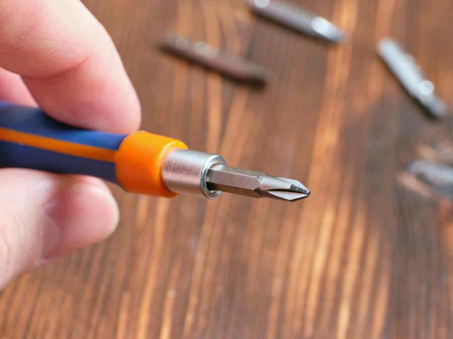 Troppi attrezzi in giro? Questo cacciavite intelligente li sostituisce tutti