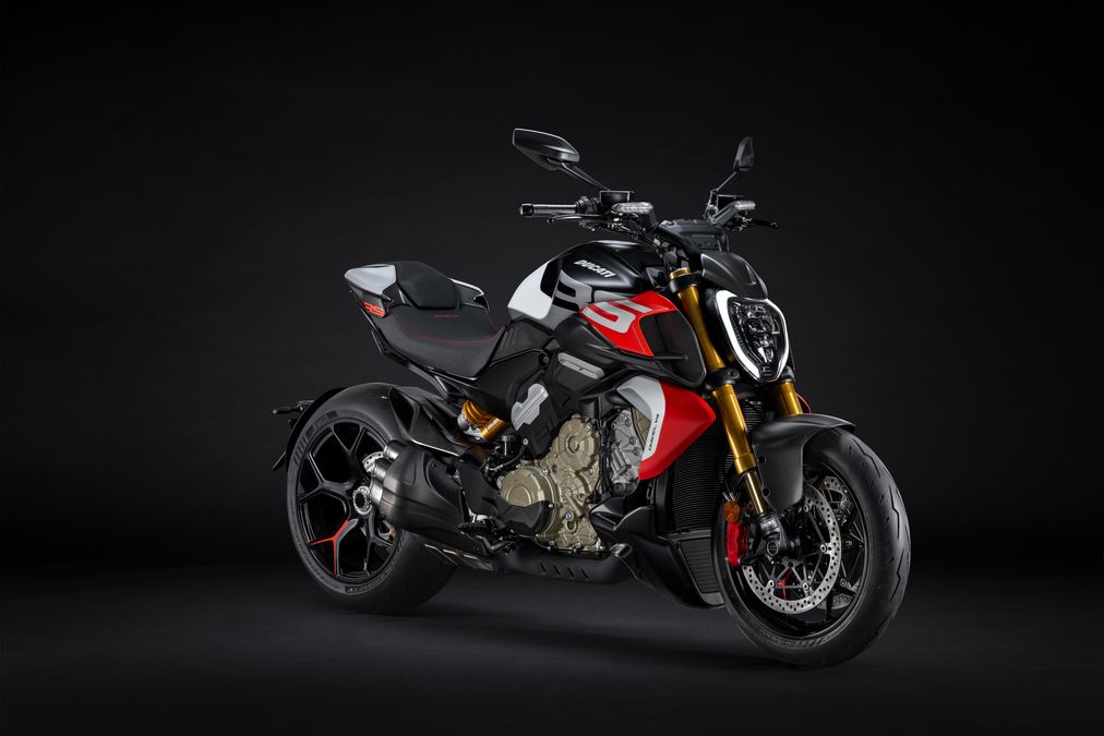 Nuova Ducati Diavel V4 RS, prestazioni senza compromessi: da 0 a 100 km/h in soli 2,5 secondi