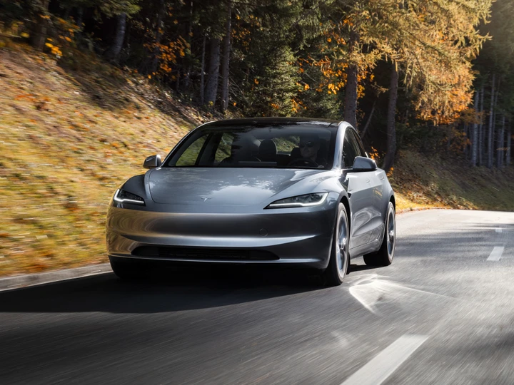 Tesla “aggira” i dazi e vende la Model 3 a meno di 25.000 euro