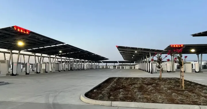 Tesla Oasis, questa è la stazione Supercharger del futuro: 168 colonnine, fotovoltaico e off-grid