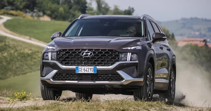 Hyundai Santa Fe, arriva in Italia la Plug-in Hybrid: sino a 58 km in elettrico