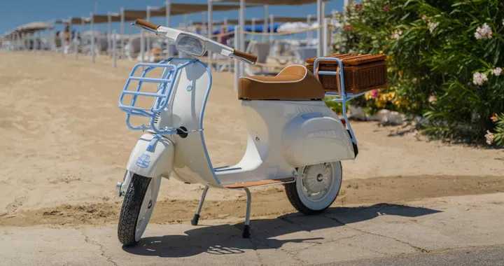 Vespa 50 Special diventa elettrica: nasce la Special-e "Colazione al Lido"