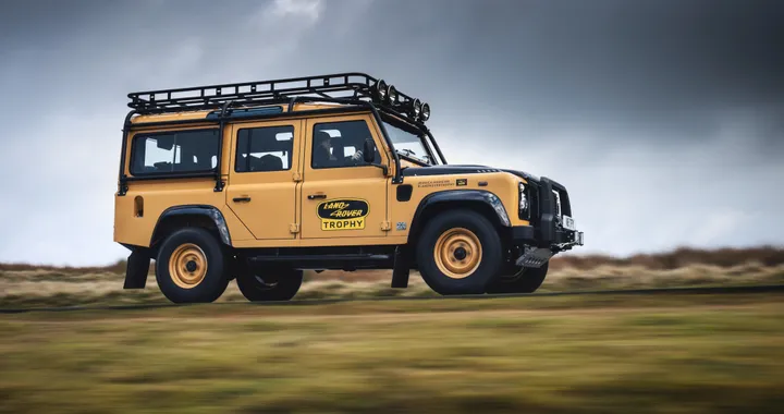 Land Rover Defender Works V8 Trophy: serie limitata dell'iconico fuoristrada