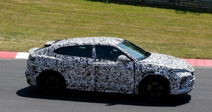 Lamborghini Urus SE Performante 2026: le nuove foto spia dal Nürburgring