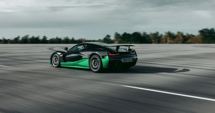 Rimac Nevera stabilisce un nuovo record di velocità in retromarcia