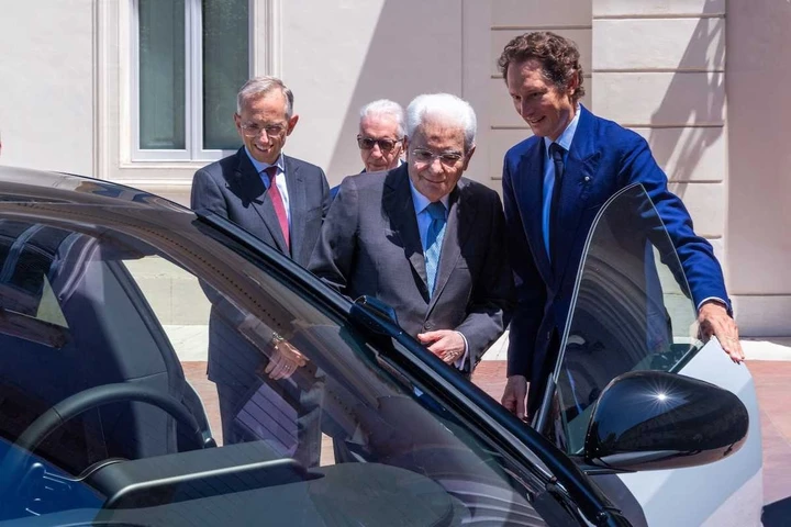 Ferrari Luce, presentata a Mattarella la prima elettrica di Maranello