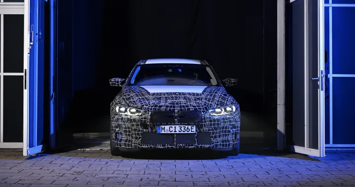 BMW i4: primo teaser ufficiale della nuova elettrica