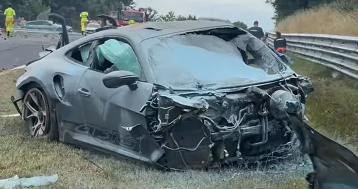 Porsche 911 GT3 RS vs BMW M2, terribile incidente al Nürburgring: fiamme in pista | Video