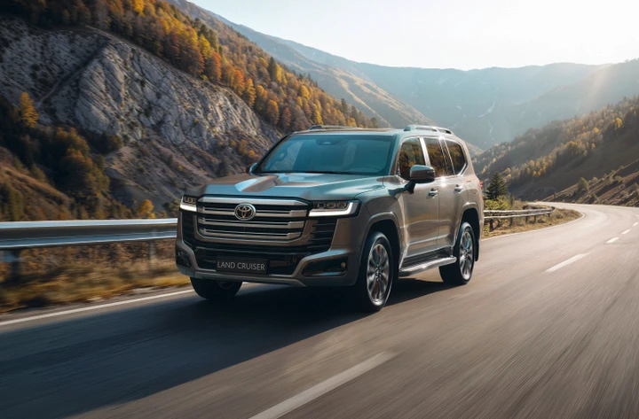 Toyota Land Cruiser 300 Performance Hybrid debutta in Europa, il fuoristrada diventa ibrido