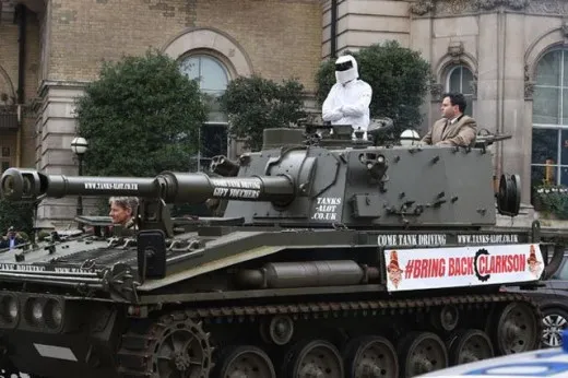 Top Gear: Stig sul carro armato, Clarkson critica la BBC | video
