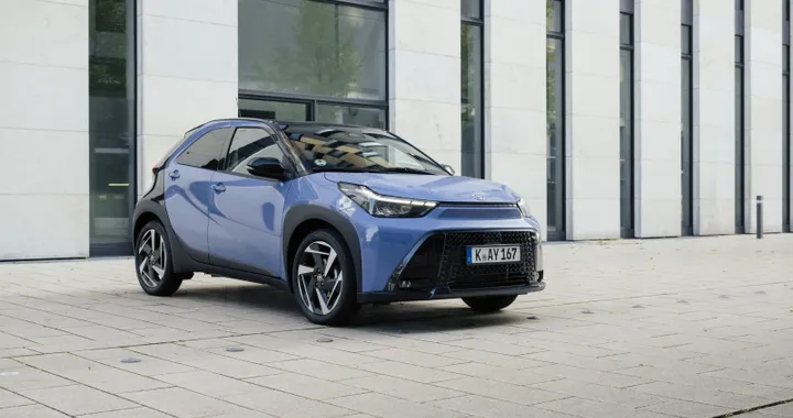Offerta Toyota Aygo X Hybrid, rate da 119 euro con finanziamento: c'è anche l'Extra Bonus