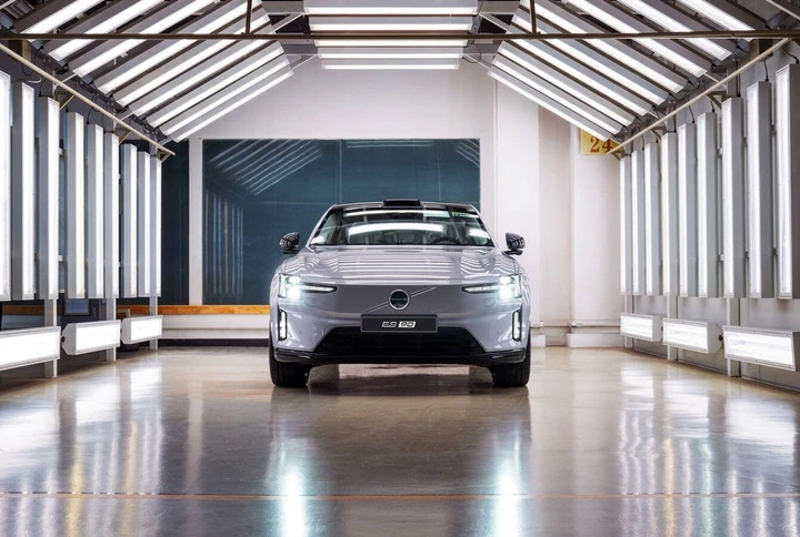 Volvo ES90, parte la produzione della nuova berlina elettrica per l'Europa