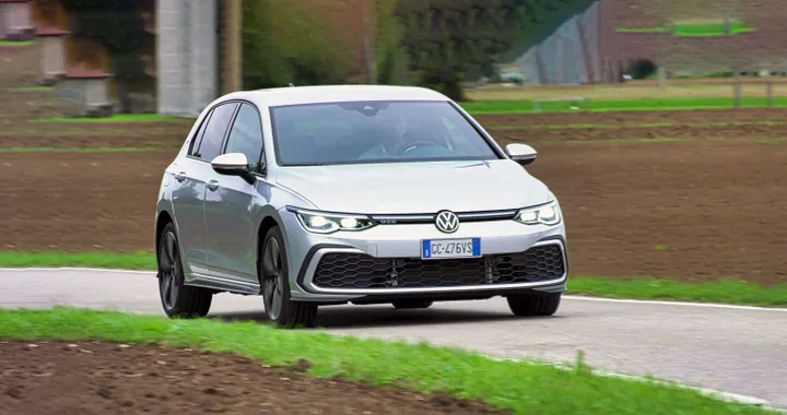 Volkswagen Golf, foto spia del restyling: spunta un maxi display per l'infotainment
