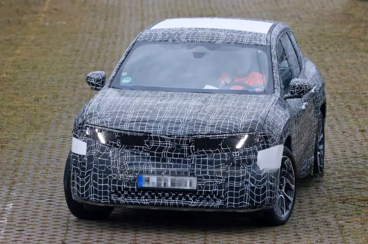 BMW iX3: nuove foto spia del SUV elettrico Neue Klasse