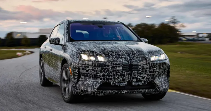 BMW iX, in arrivo il restyling. Ritocchi al look e maggiore efficienza