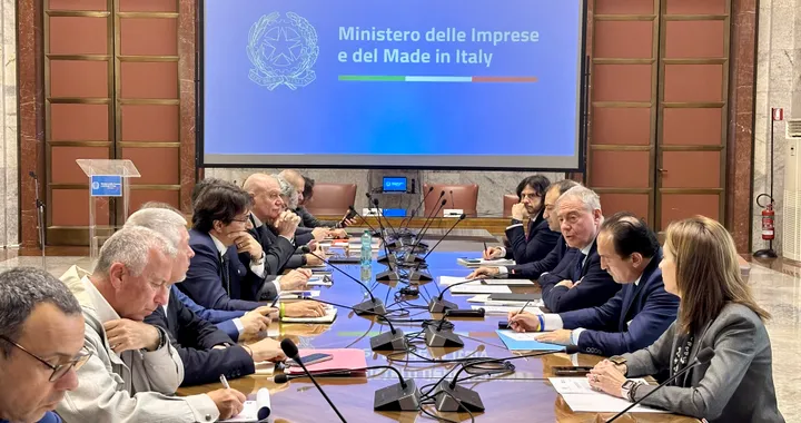 Mirafiori, ministro Urso: &quot;bisogna arrivare a produrre almeno 200 mila auto&quot;