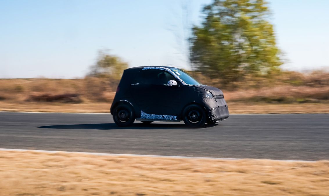 Nuova Smart #2, l'erede della ForTwo ha iniziato i test su strada: prime foto ufficiali