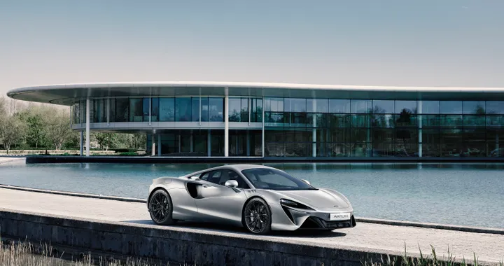McLaren Artura: una vernice speciale per celebrare la Regina Elisabetta