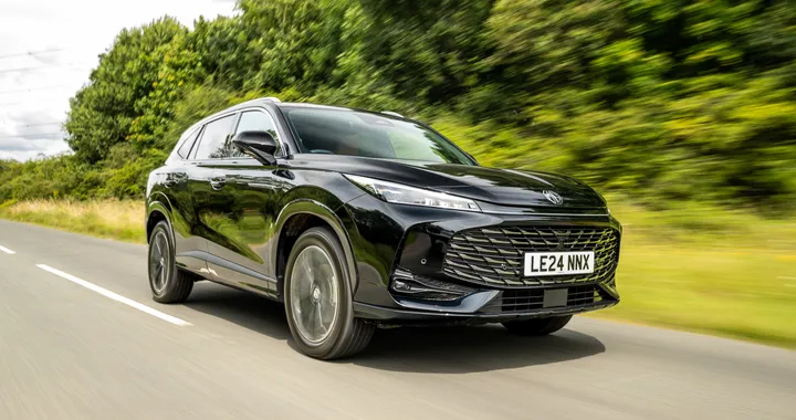 MG HS, debutta in Italia il nuovo SUV: benzina e Plug-in. Ecco quanto costa
