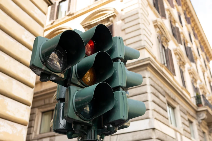 Sulle strade potrebbe presto arrivare il semaforo con una quarta luce