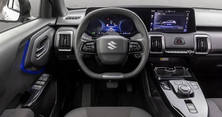 Nuova Suzuki e Vitara: interni e bagagliaio del SUV elettrico