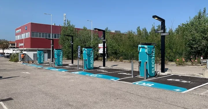 Electra inaugura in Italia la sua prima stazione per la ricarica superfast