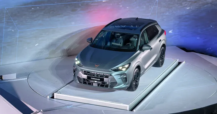 CUPRA Terramar, ufficiale il nuovo SUV benzina, hybrid e plug-in da 100km. Prezzi