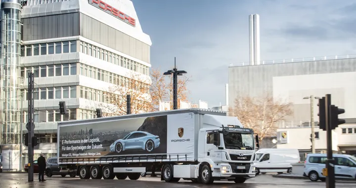 Porsche Taycan, ecosistema a zero emissioni: camion elettrici per la logistica