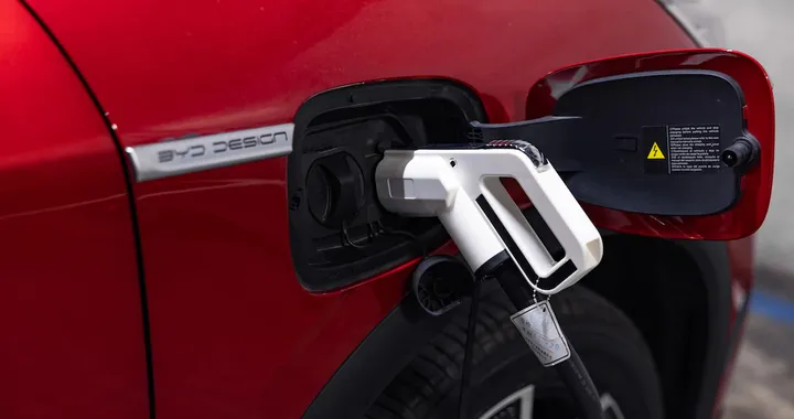 BYD pronta ad introdurre la ricarica ultraveloce a 1000 Volt: 300 km in 5 minuti