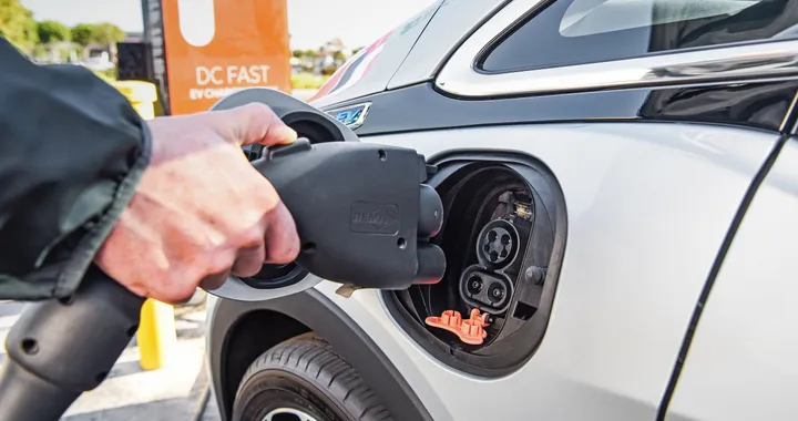 Auto elettriche, General Motors migliora la propria soluzione di ricarica