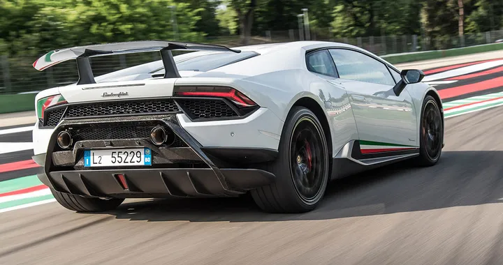 Lamborghini sceglie aspirato e ibrido per il futuro