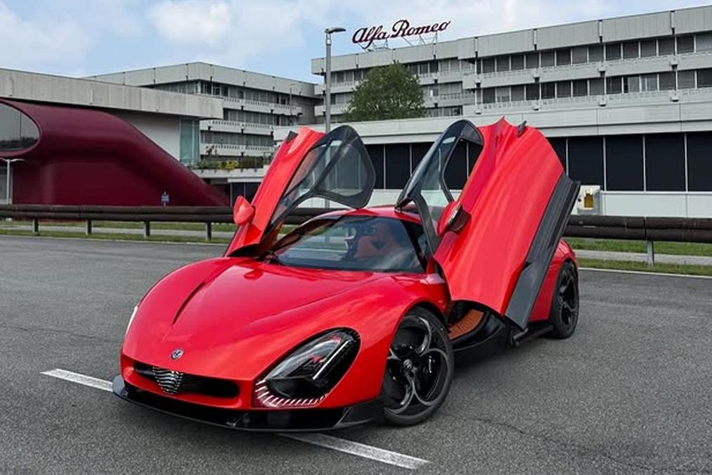 Copertina: Alfa Romeo, un cliente compra una 33 Stradale e la usa tutti i giorni: chilometraggio record