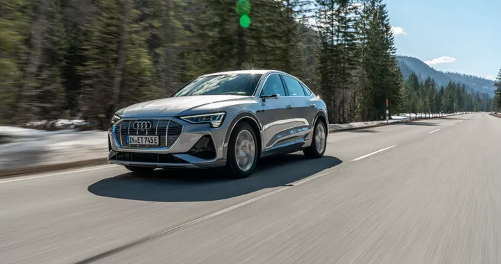 Audi e-tron: adesso può ricaricare in corrente alternata sino a 22 kW