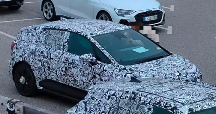 Audi A2 e-tron 2026 ancora pizzicata su strada: nuove foto spia della compatta elettrica