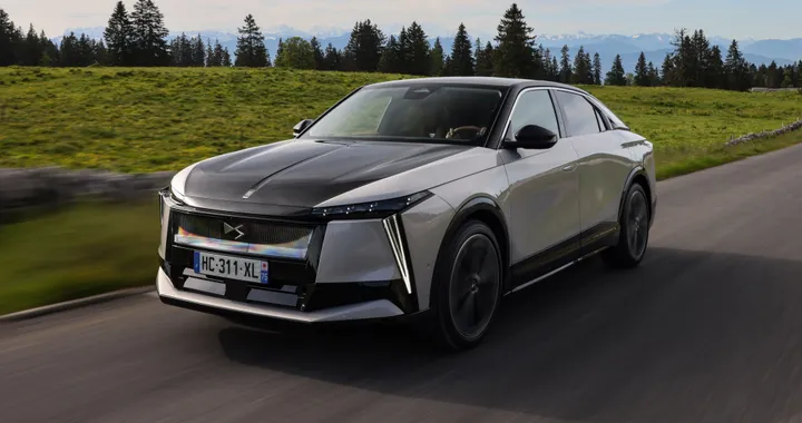 DS mette alla prova la sua fastback elettrica N°8 in autostrada. Quanta strada percorre?