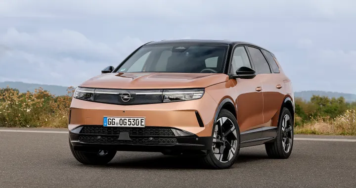 Opel Grandland 2025 debutta in Italia: ibrida ed elettrica. Ecco quanto costa