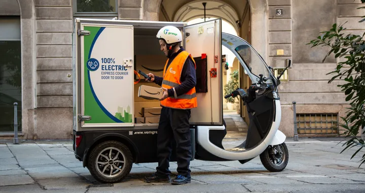 Amazon presenta gli hub di micromobilità a Milano, Napoli, Genova e Bologna