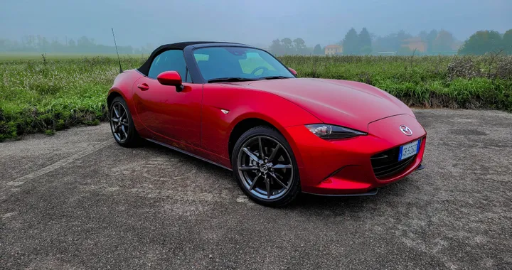 Mazda MX-5: la passione aggrappata al burrone di elettrificazione e tecnologia