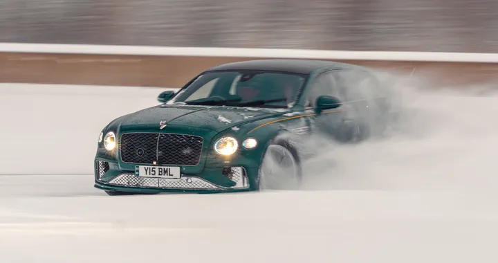 Record su neve e ghiaccio, questa Bentley Flying Spur Speed ha raggiunto i 193 km/h