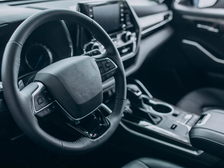 Migliora lo stile e il comfort dell’abitacolo della tua auto con questi due pratici accessori