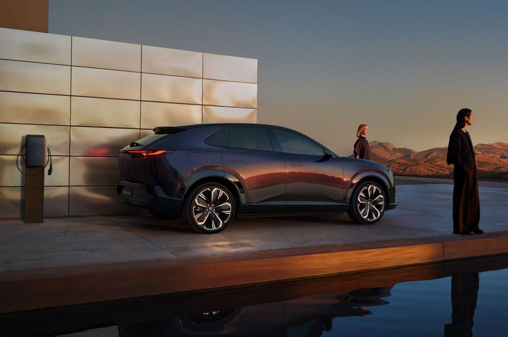 Nuova Mazda CX-6e, al via i preordini: tutto su allestimenti, dotazioni e prezzi del SUV elettrico