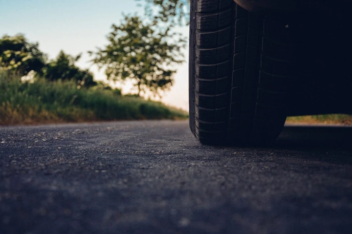 Auto elettriche e SUV rovinano le strade? La verità sul degrado dell'asfalto