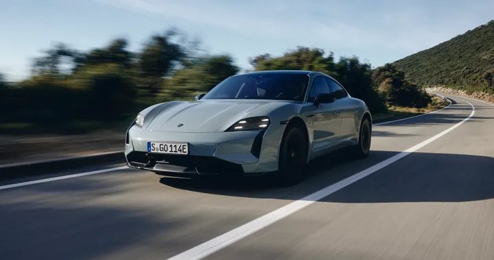 Dazi auto di Trump, un salasso per Porsche e Mercedes: danni per 3,4 miliardi di euro