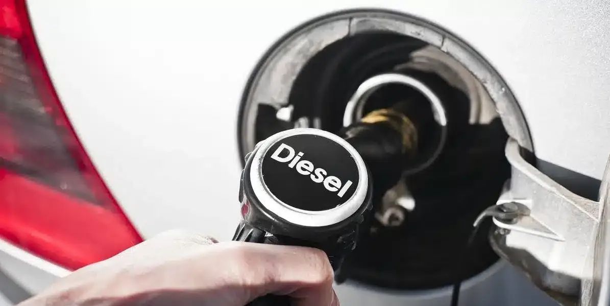 Accise mobili sui carburanti, i primi effetti del taglio di 4,9 centesimi sui prezzi del diesel